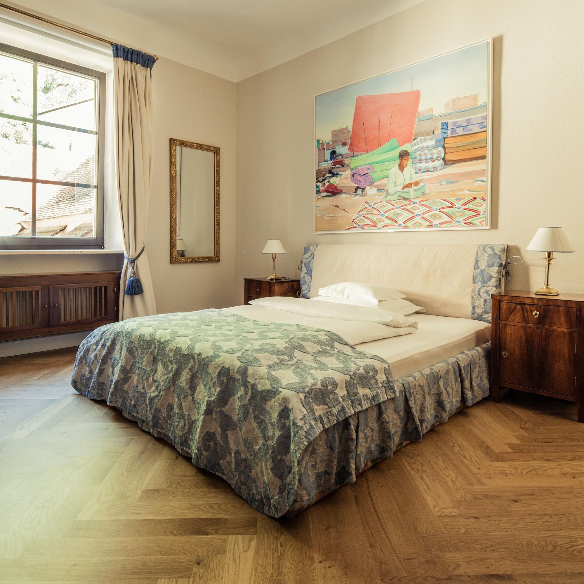 Schlossberghotel Graz Ngoại thất bức ảnh A bed with a bed skirt