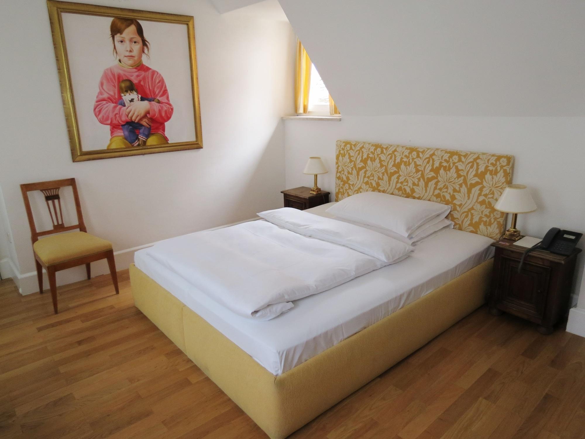 Schlossberghotel Graz Ngoại thất bức ảnh A guest room at the hotel