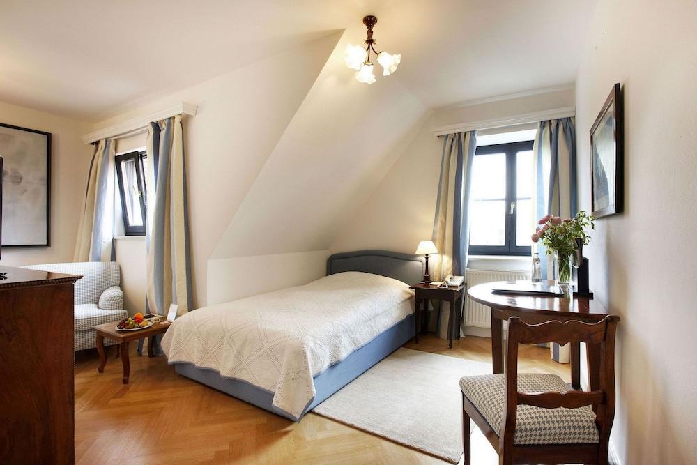 Schlossberghotel Graz Ngoại thất bức ảnh A typical room at the Hotel de l'Université