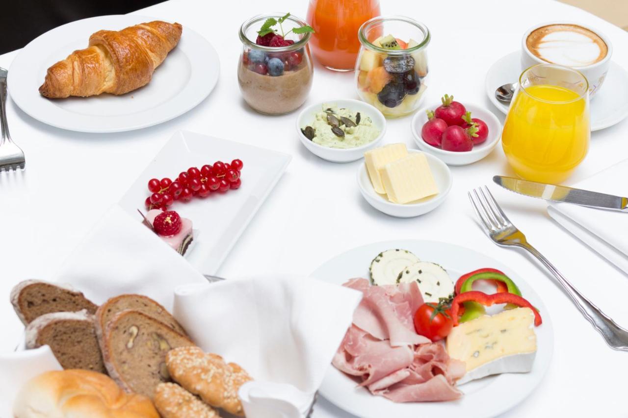 Schlossberghotel Graz Ngoại thất bức ảnh A typical continental breakfast