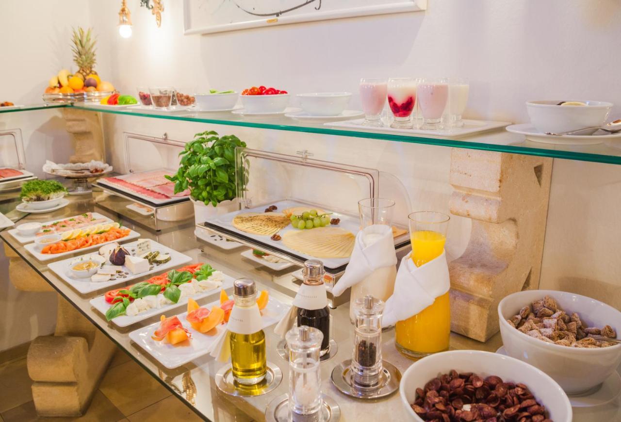 Schlossberghotel Graz Ngoại thất bức ảnh A buffet at a hotel