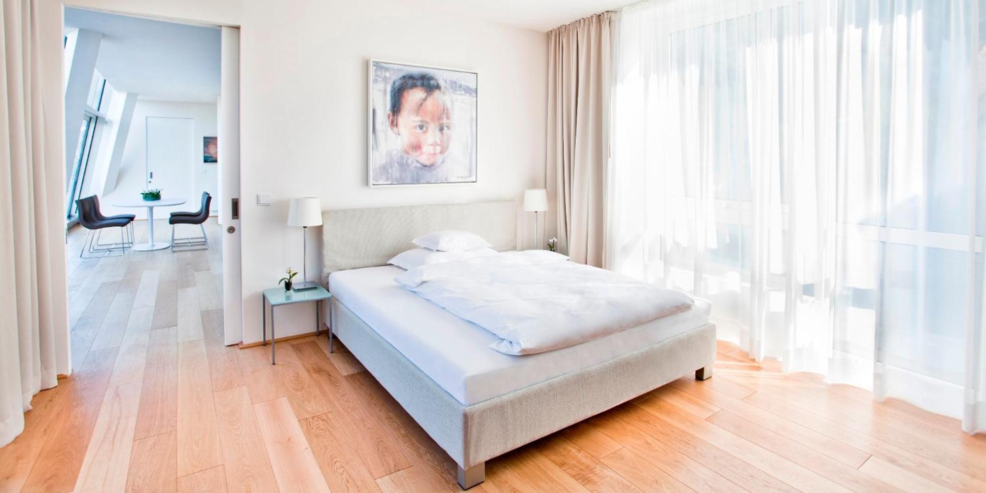 Schlossberghotel Graz Ngoại thất bức ảnh A typical bedroom in a serviced apartment