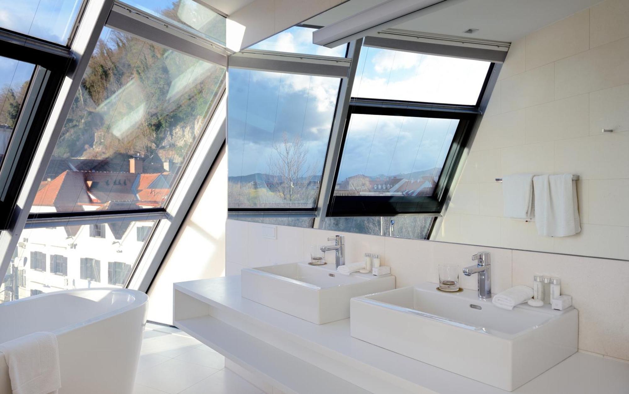 Schlossberghotel Graz Ngoại thất bức ảnh Roof windows in a bathroom