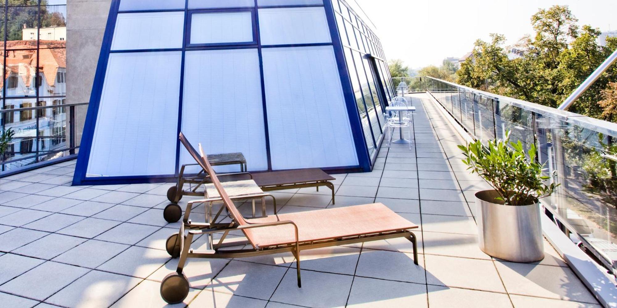 Schlossberghotel Graz Ngoại thất bức ảnh A sunlounger