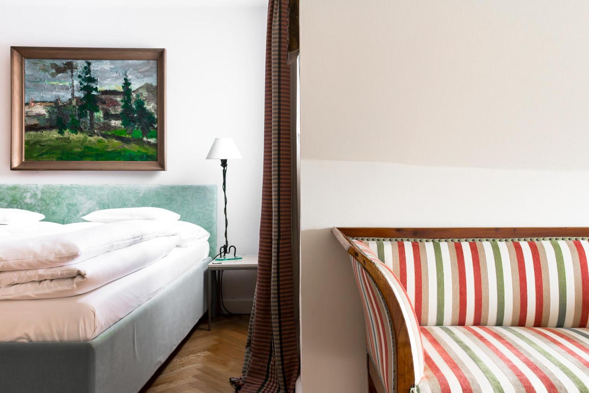 Schlossberghotel Graz Ngoại thất bức ảnh A harp in a hotel room