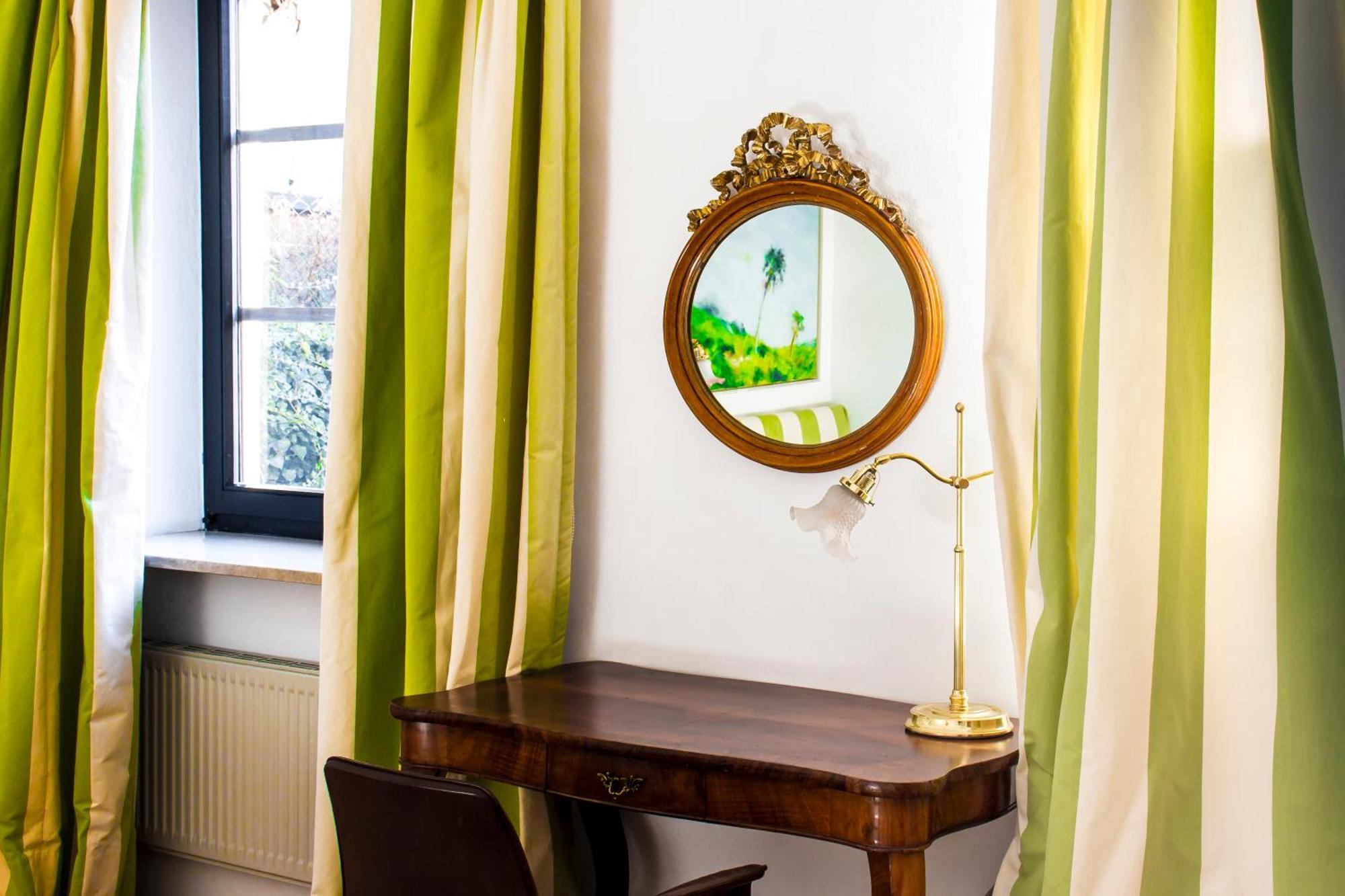 Schlossberghotel Graz Ngoại thất bức ảnh Curtains in a bedroom